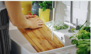 How to maintain a clean cutting board